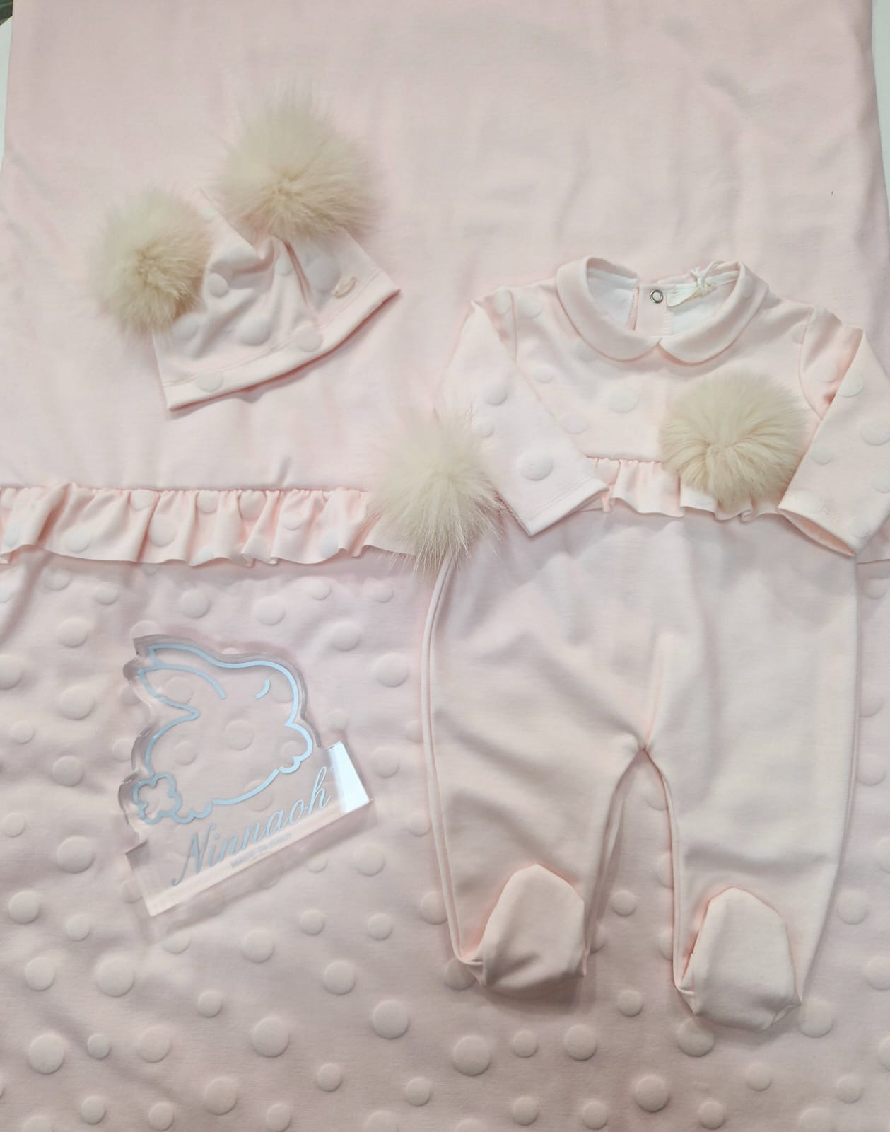 🐰NINNAOH 🐰 COMPLETO NASCITA NINNAOH IN CALDO COTONE CON INSERTI RIALZATI 💖 completo di : •TUTINA INTERA (rosa) • CAPPELLO CON DUE PON PON (rosa) •COPERTA IN CALDO COTONE CON PON PON CENTRALE 👧💖(rosa)